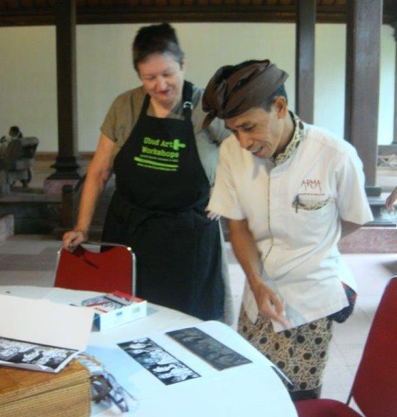 Edith showing her Linocut to interested Arma staff member